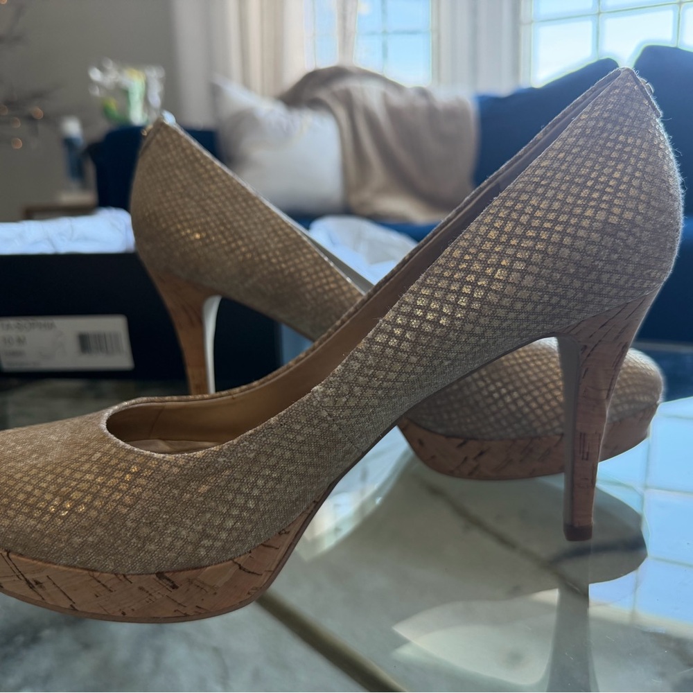 Tahari Sophia Platform Pumps Heels Natural 10M Champagne Gold Texture Cork NIB
